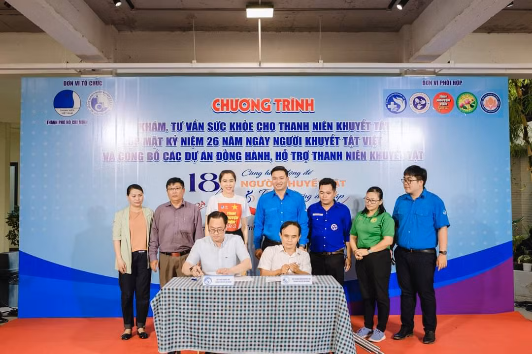 Kí kết hợp tác giữa Hội Thanh niên khuyết tật TP. HCM các đơn vị tại chương trình.