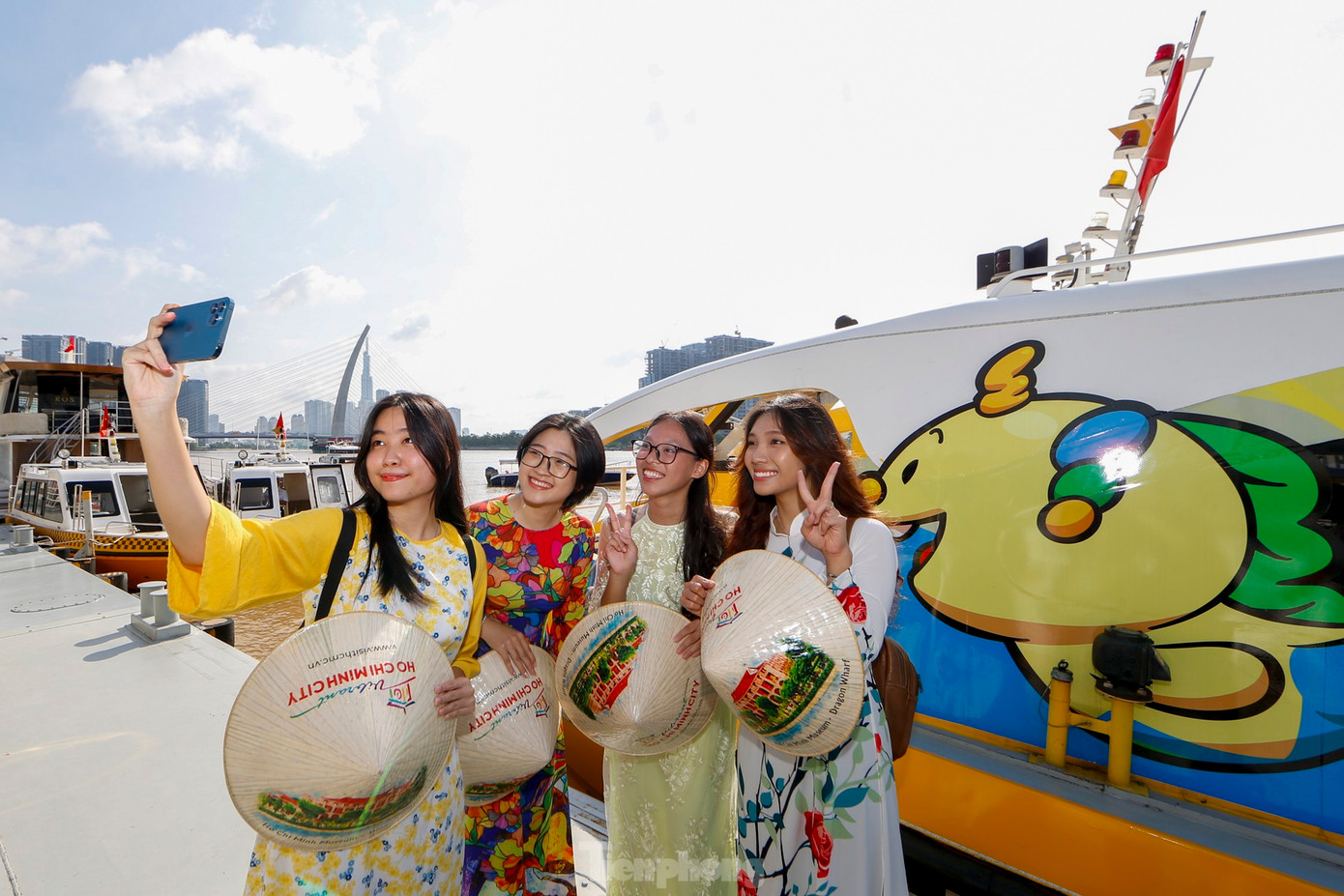 Bạn trẻ thích thú trải nghiệm Lễ hội sông nước TP. HCM lần 1. (Ảnh: Duy Anh)