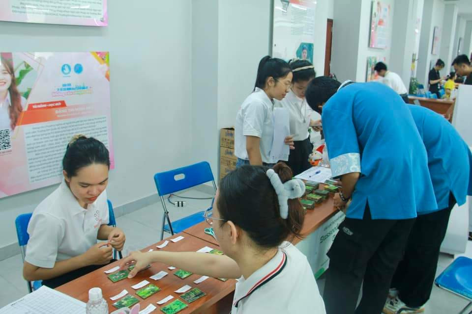 Sinh viên trải nghiệm các hoạt động khác tại Ngày hội văn hóa 2024. (Ảnh: NVH)