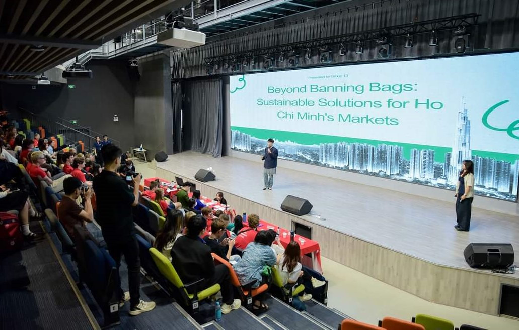 Các đội thi trình bày ý tưởng trực tiếp trước Ban Giám khảo cuộc thi.