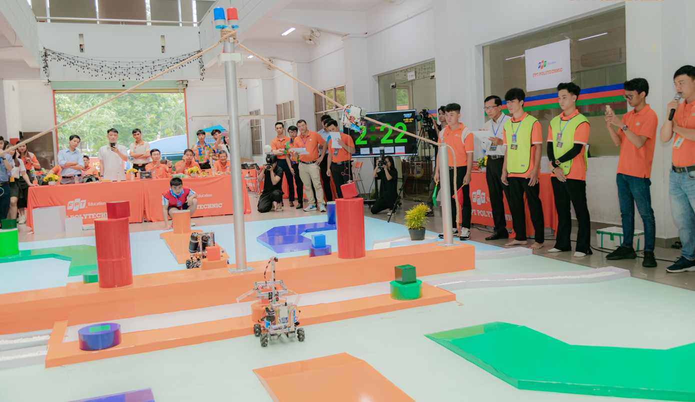 Các đội thi cùng tranh tài.