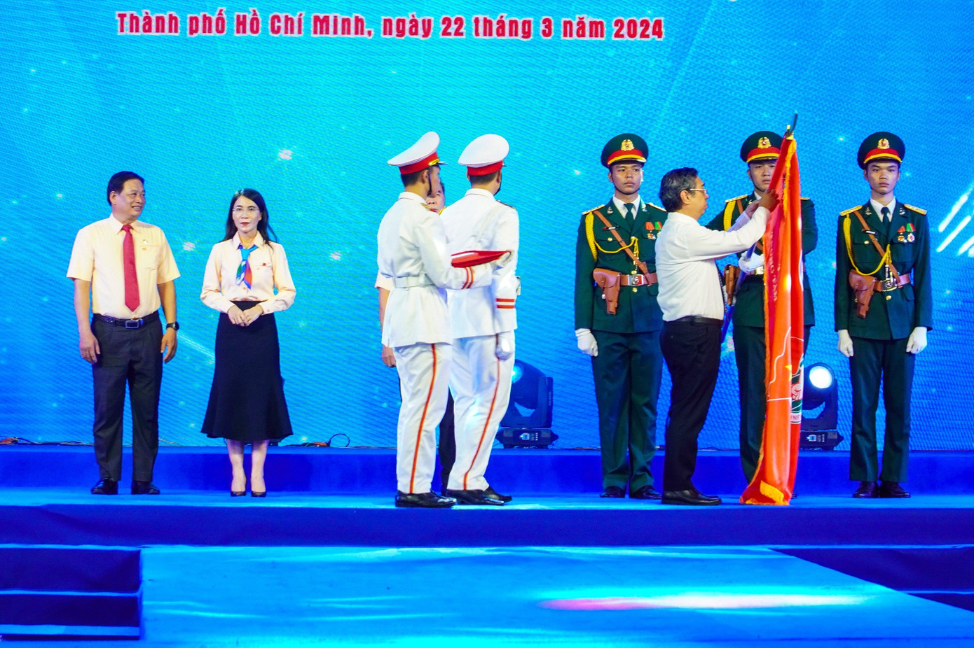 Trung tâm Dịch việc làm Thanh niên TP. HCM đón nhận Huân chương Lao động hạng Nhất. Trung tâm Dịch việc làm Thanh niên TP. HCM đón nhận Huân chương Lao động hạng Nhất.