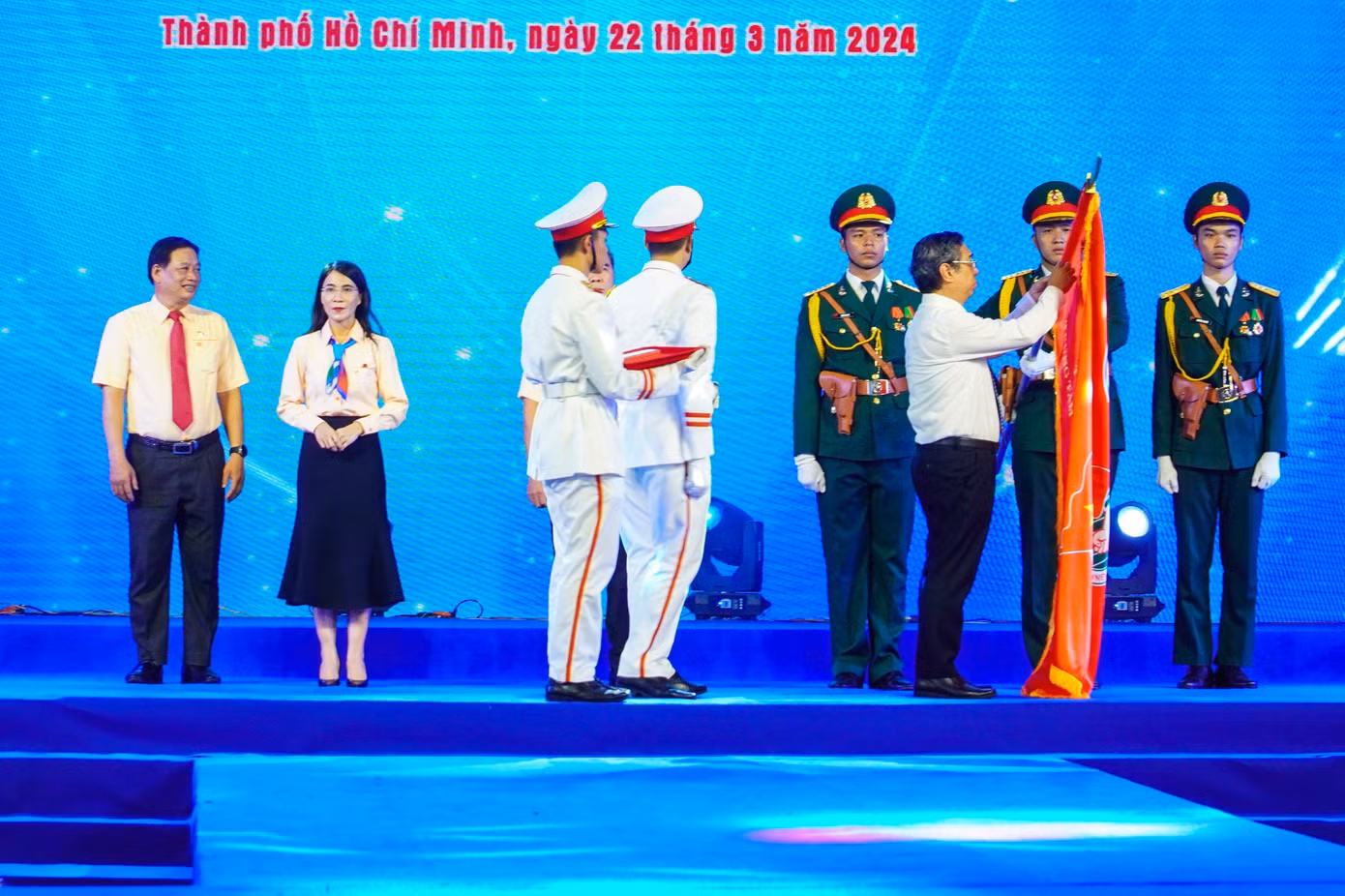 Trung tâm Dịch việc làm Thanh niên TP. HCM đón nhận Huân chương Lao động hạng Nhất.