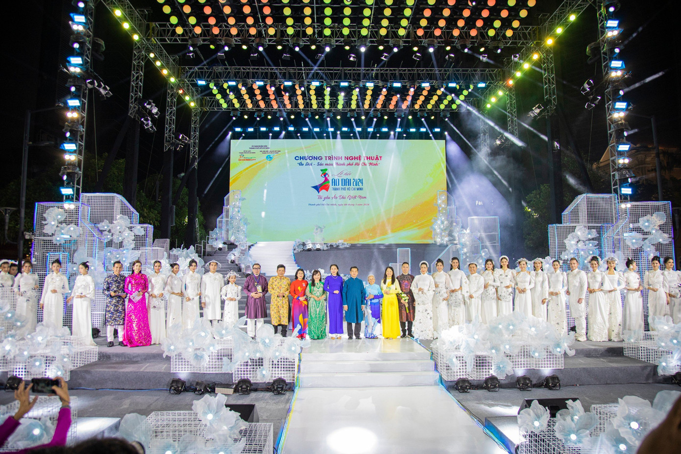 Trong hai ngày diễn ra các hoạt động trình diễn áo dài tại Phố đi bộ Nguyễn Huệ, Lễ hội Áo dài TP. HCM lần thứ 10 đã thu hút đông đảo sinh viên tham gia catwalk với các bộ sưu tập của các nhà thiết kế.