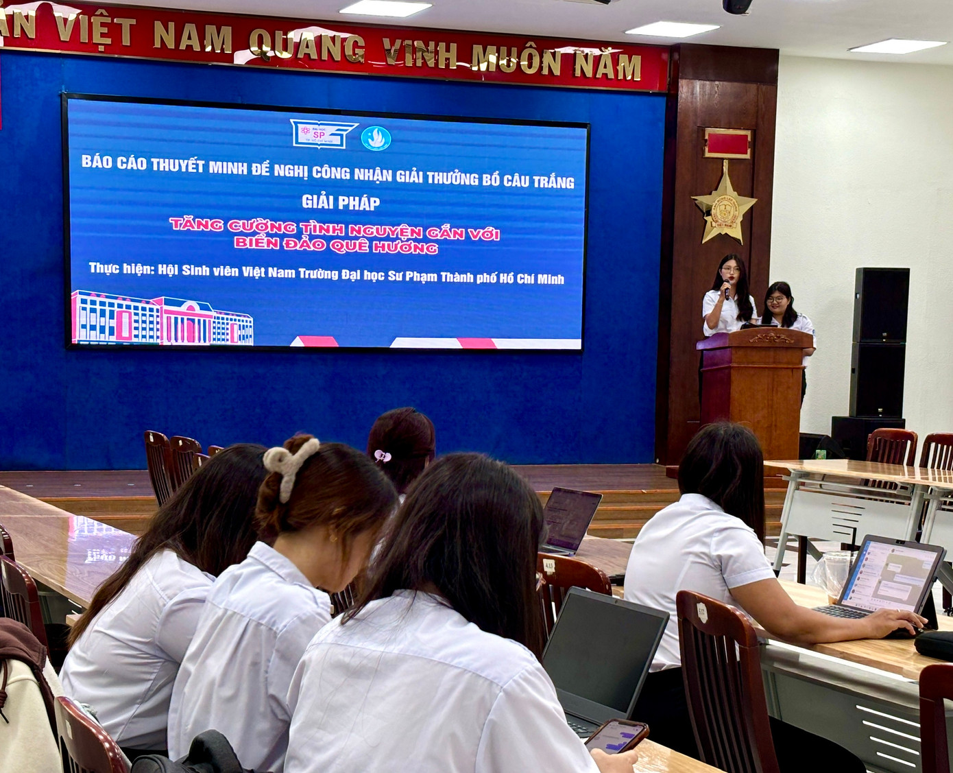 Đại diện Hội Sinh viên trường ĐH Sư phạm TP. HCM trình bày mô hình “Tăng cường tình nguyện gắn với biển đảo quê hương” trước Hội đồng Giải thưởng.