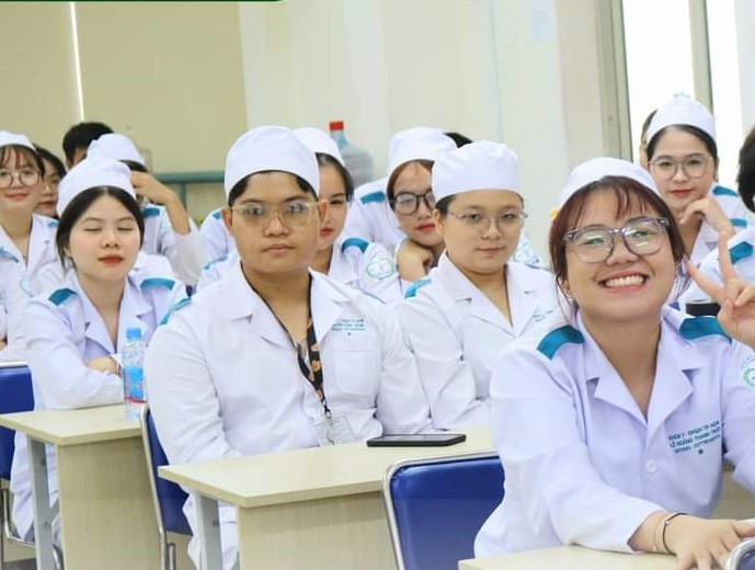 Sinh viên trường ĐH Khoa học Sức khỏe (ĐHQG TP. HCM).