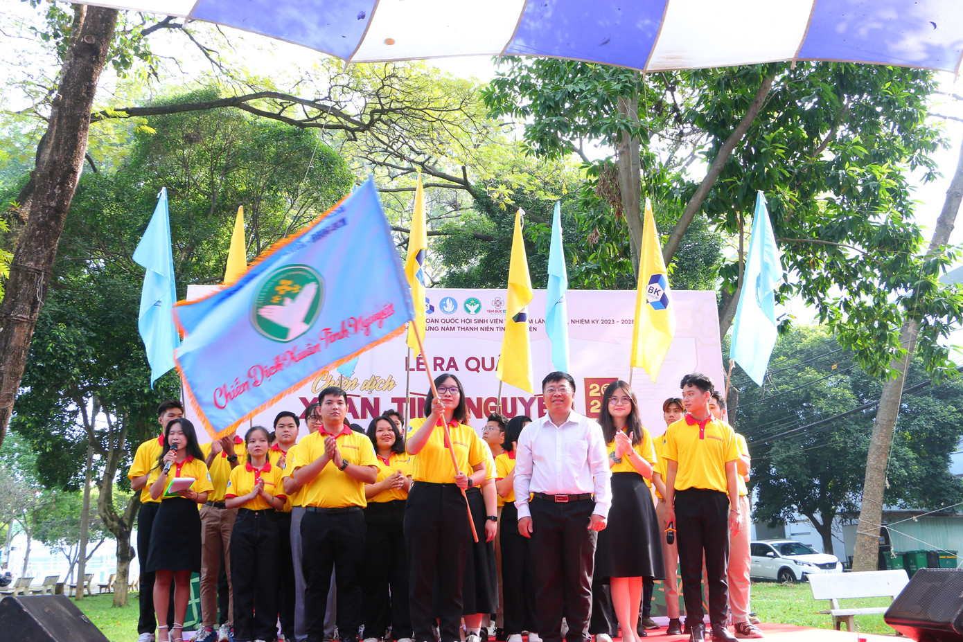 Phan Thị Bích Thảo - chỉ huy trưởng chiến dịch 'Xuân Tình nguyện' (cầm cờ) và thầy Lê Minh Phương (áo trắng) làm nghi thức phất cờ tuyên bố chiến dịch 'Xuân Tình nguyện' 2024 chính thức diễn ra. Phan Thị Bích Thảo - chỉ huy trưởng chiến dịch 'Xuân Tình nguyện' (cầm cờ) và thầy Lê Minh Phương (áo trắng) làm nghi thức phất cờ tuyên bố chiến dịch 'Xuân Tình nguyện' 2024 chính thức diễn ra.