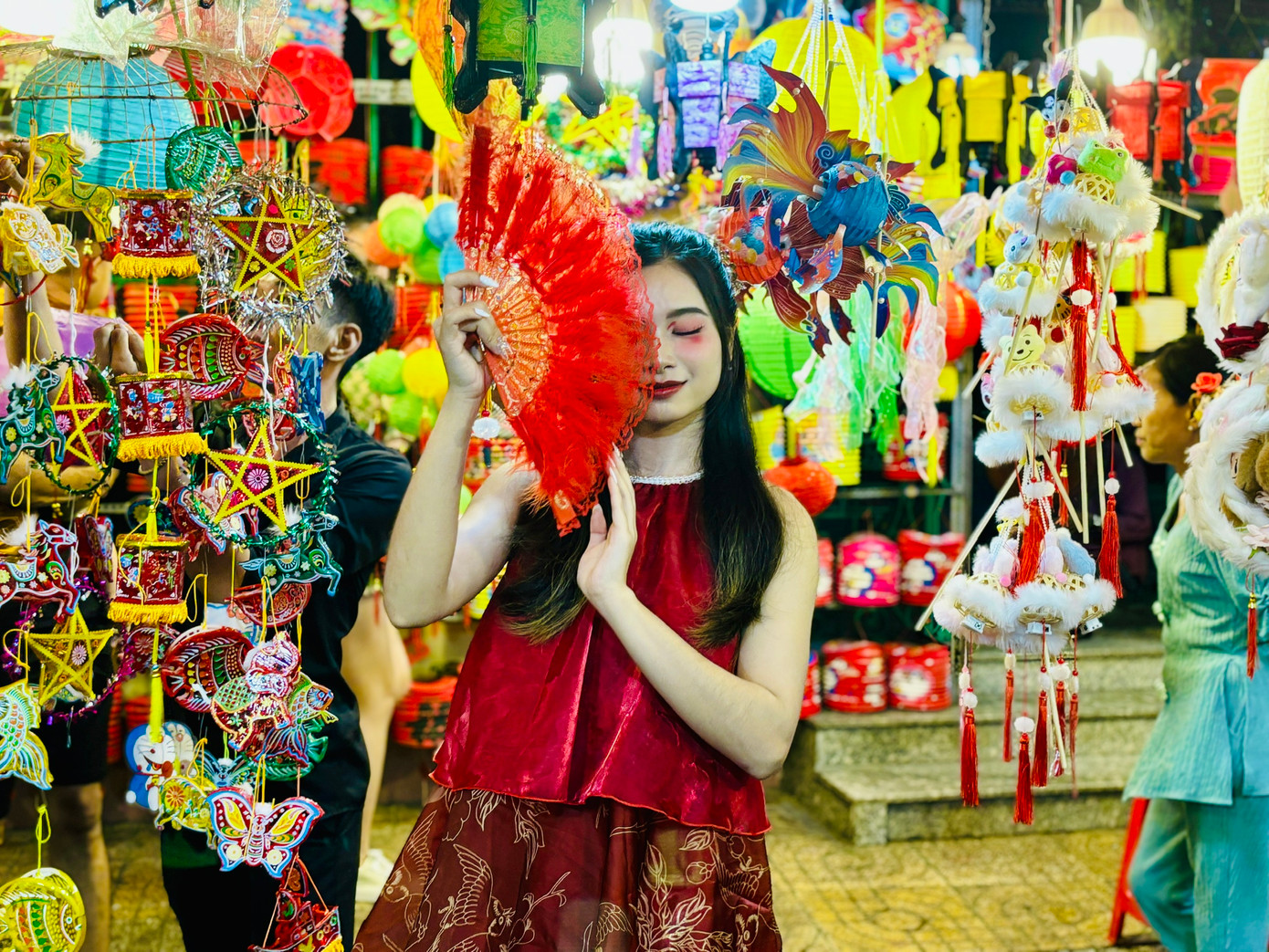 Bạn trẻ tới Phố đèn lồng để có cho mình những bộ ảnh đẹp. Bạn trẻ tới Phố đèn lồng để có cho mình những bộ ảnh đẹp.