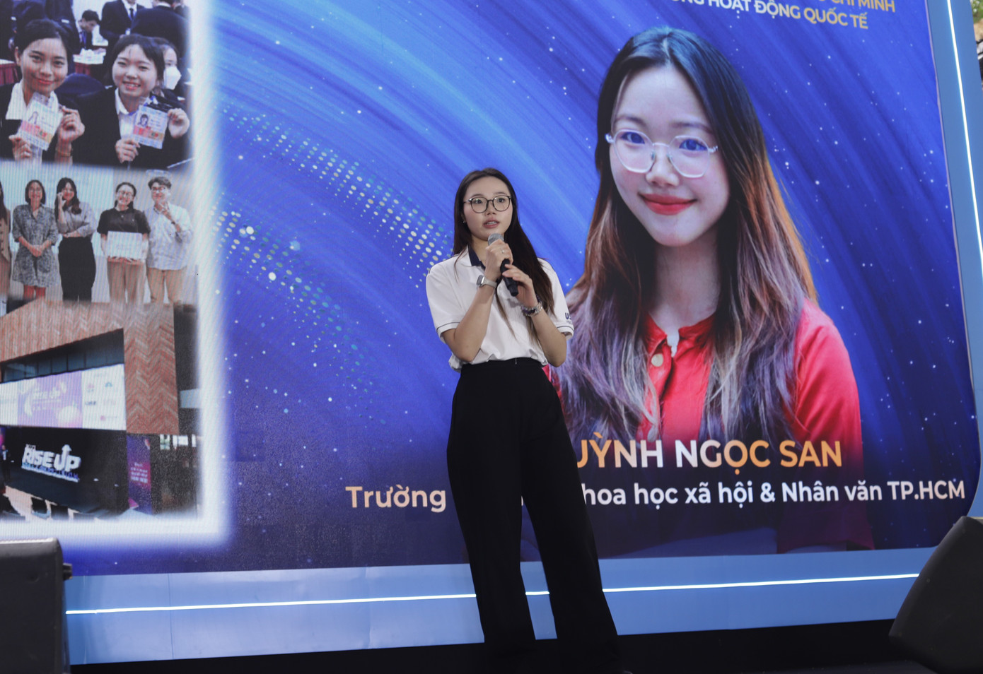 Huỳnh Ngọc San (trường ĐH KHXH&amp;NV, ĐHQG TP. HCM) kêu gọi hành động bảo vệ môi trường.