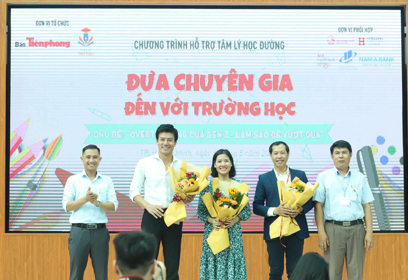 Ban Tổ chức trao hoa cảm ơn các diễn giả tham dự chương trình.