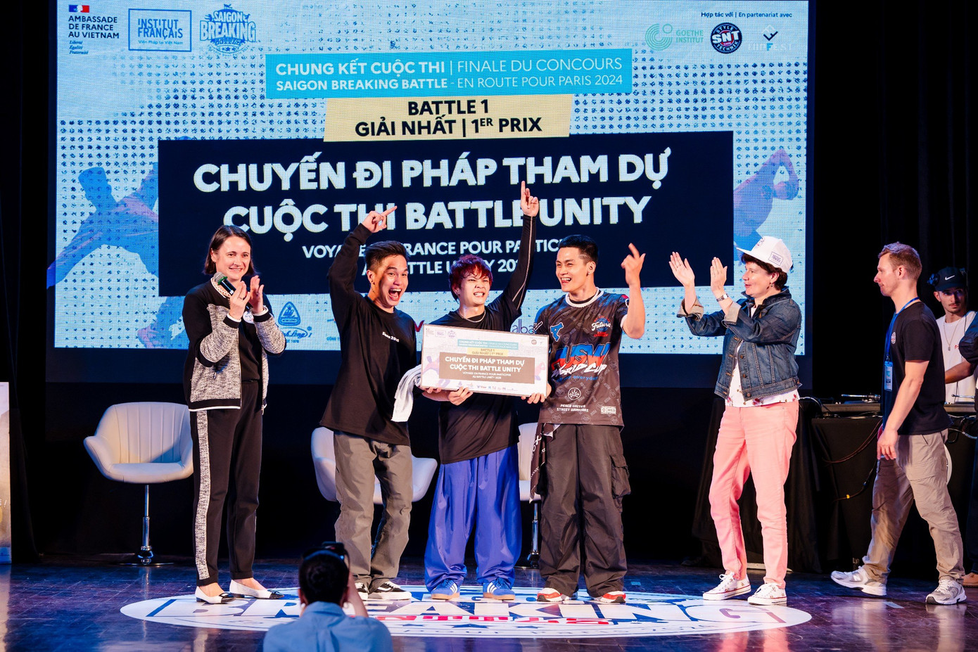 Bà Emmanuelle Pavillon Grosser (trái) - Tổng Lãnh sự Pháp tại TP. HCM và Emmanuelle Charrier (phải) - Giám đốc Viện Pháp tại TP.HCM trao Giải nhất Battle 1 cho Fido Crew. Bà Emmanuelle Pavillon Grosser (trái) - Tổng Lãnh sự Pháp tại TP. HCM và Emmanuelle Charrier (phải) - Giám đốc Viện Pháp tại TP.HCM trao Giải nhất Battle 1 cho Fido Crew.