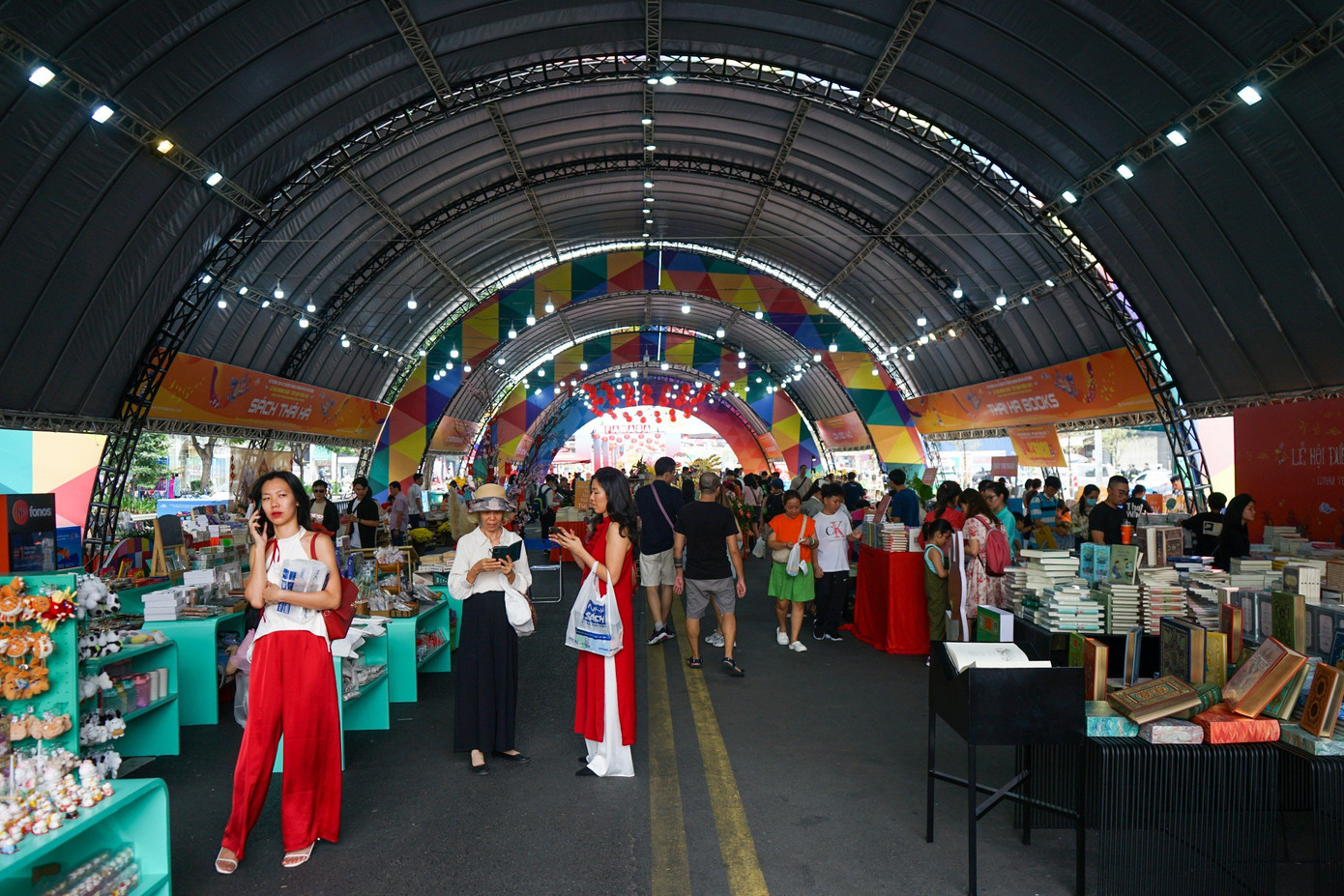 Là một trong những nơi rộng rãi, thoáng mát, có nhiều không gian đọc sách, Lễ hội Đường sách Tết Giáp Thìn 2024 (Q. 1) cũng thu rất đông người dân và khách du lịch đến tham quan.