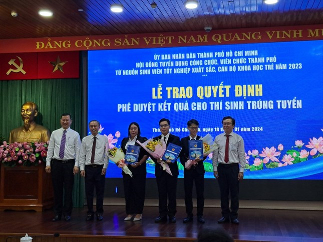 3 thí sinh nhận quyết định phê duyệt kết quả trúng tuyển. (Ảnh: Nhàn Lê)