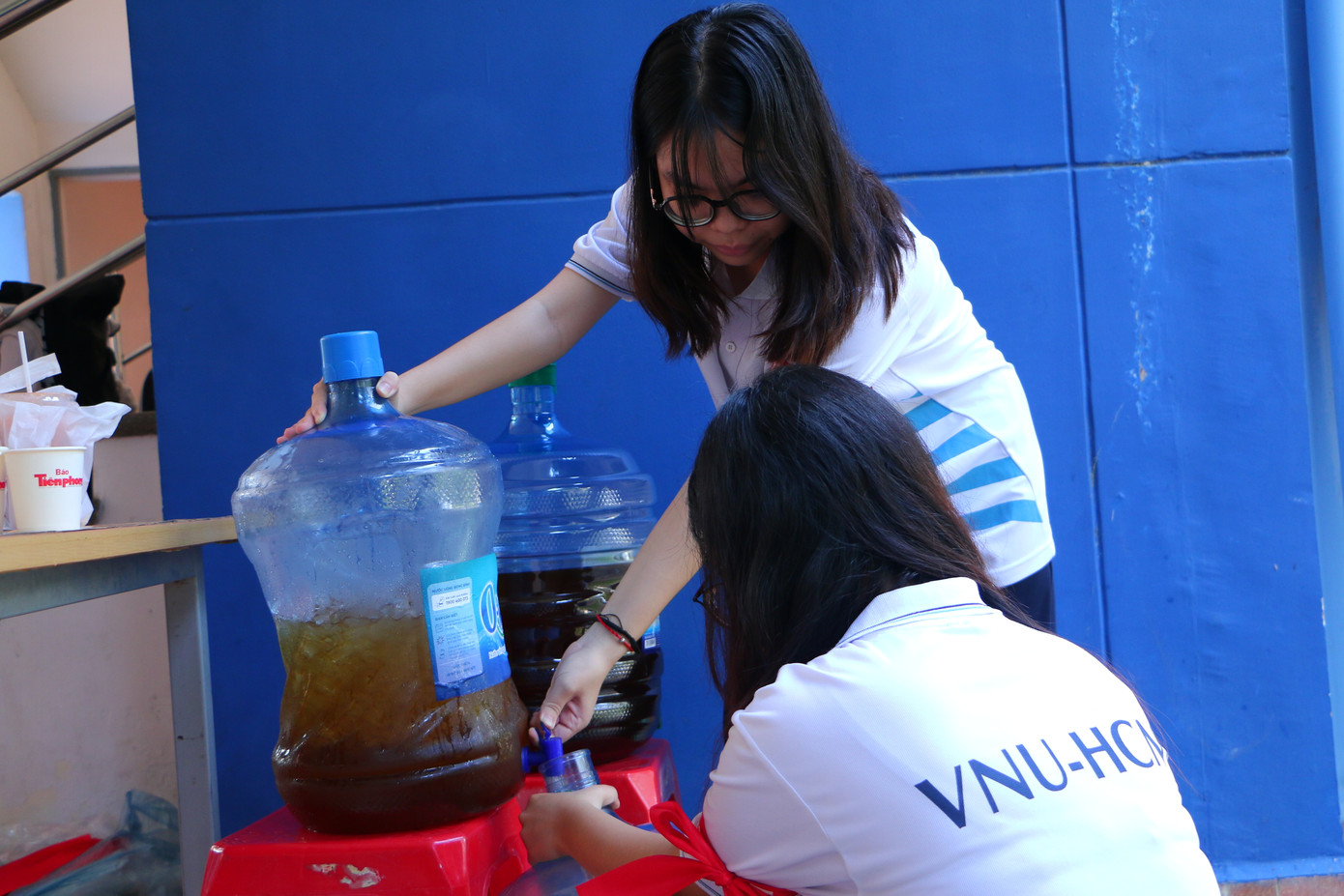 Các bạn tình nguyện viên tất bật trong ngày hội hiến máu tình nguyện. Các bạn tình nguyện viên tất bật trong ngày hội hiến máu tình nguyện.