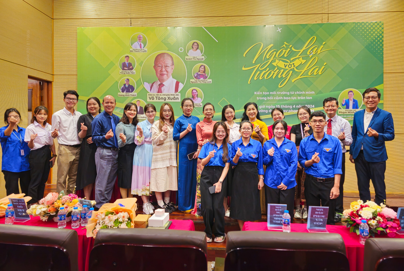 Các khách mời tham gia buổi tọa đàm chụp hình với các bạn sinh viên.