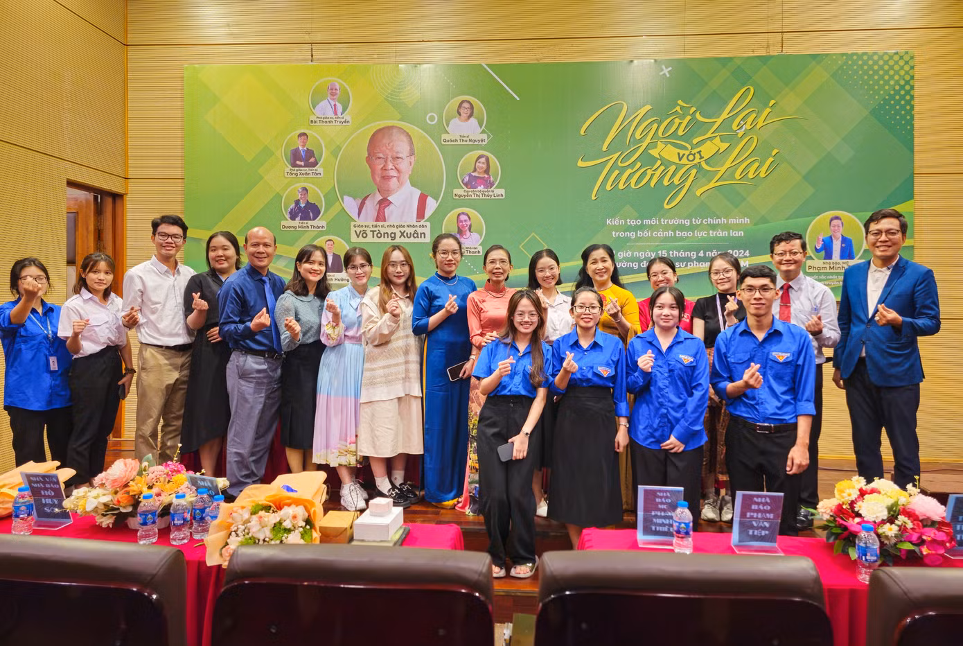 Các khách mời tham gia buổi tọa đàm chụp hình với các bạn sinh viên.