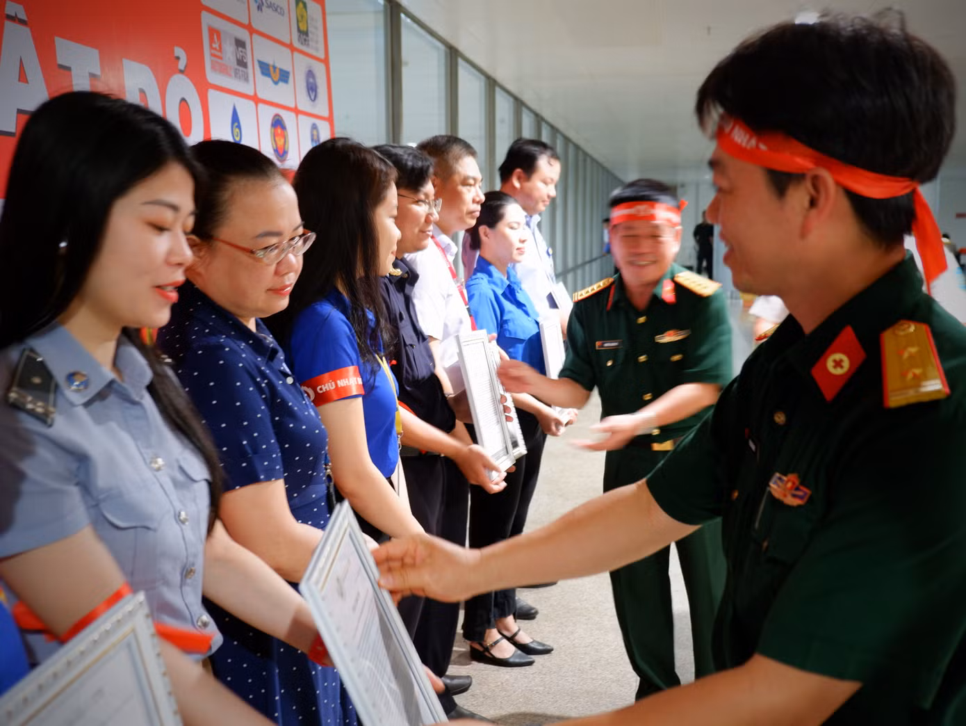 Trung tá, BS Vũ Sơn Giang - Phó Chủ nhiệm Chính trị, Bệnh viện Quân y 175 trao thư cảm ơn của bệnh viện cho các đơn vị cùng đồng hành với chương trình.