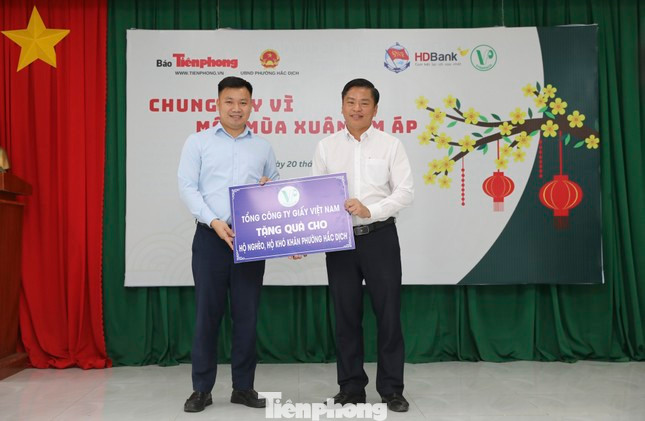 Ông Vũ Thảo Nguyên - Giám đốc chi nhánh miền Nam, Tổng Công ty Giấy Việt Nam (bên trái) cũng trao tặng quà cho người dân hai phường Phước Hoà và Hắc Dịch với số tiền khoảng 40 triệu đồng. Ông Vũ Thảo Nguyên - Giám đốc chi nhánh miền Nam, Tổng Công ty Giấy Việt Nam (bên trái) cũng trao tặng quà cho người dân hai phường Phước Hoà và Hắc Dịch với số tiền khoảng 40 triệu đồng.