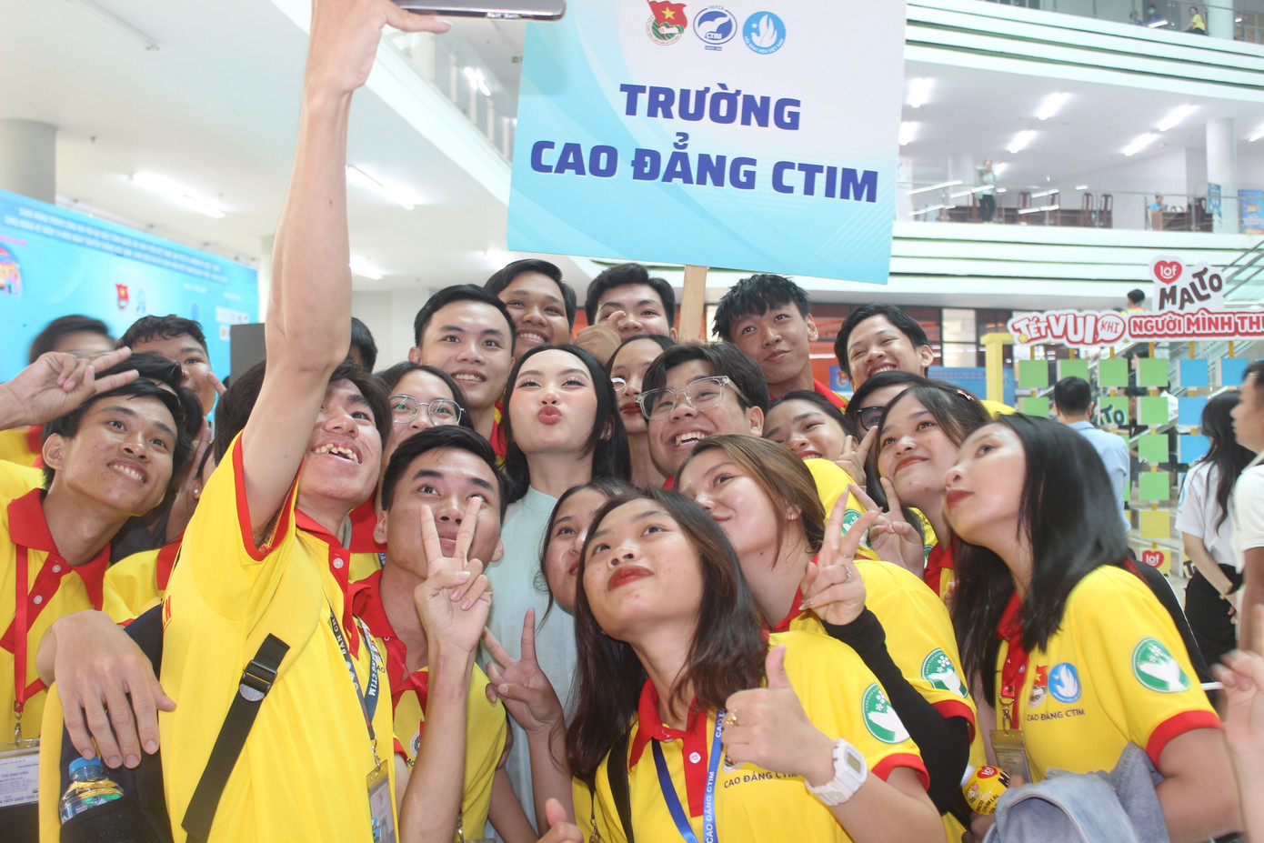 Ca sĩ Phương Mỹ Chi (áo dài xanh ở giữa) chụp hình cùng các bạn sinh viên tại Lễ ra quân. Ca sĩ Phương Mỹ Chi (áo dài xanh ở giữa) chụp hình cùng các bạn sinh viên tại Lễ ra quân.