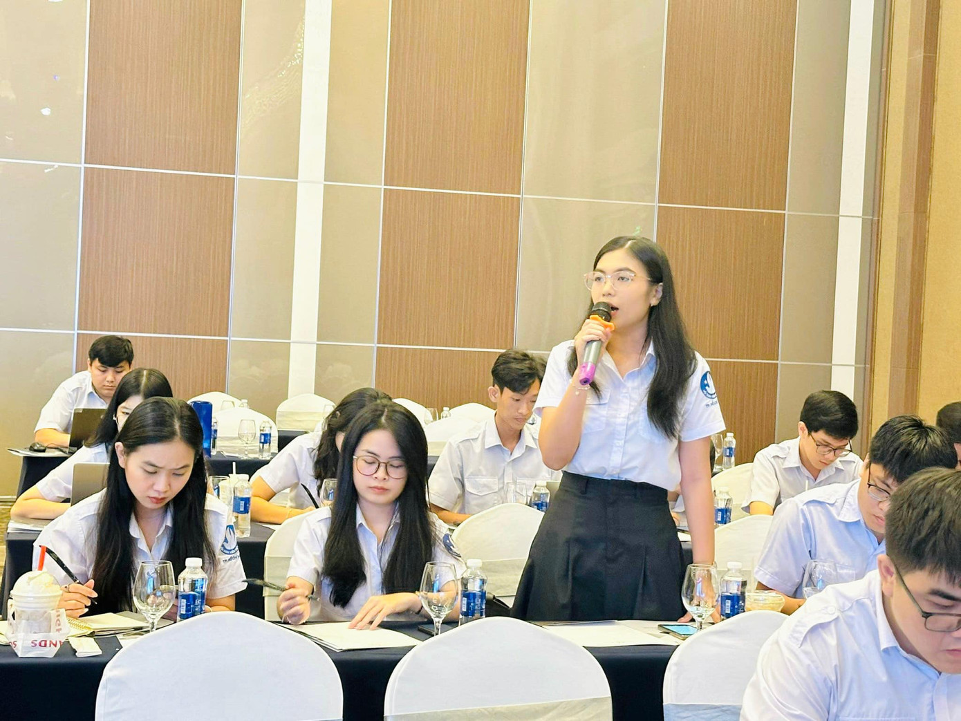 Các đại biểu phát biểu tại Hội nghị.