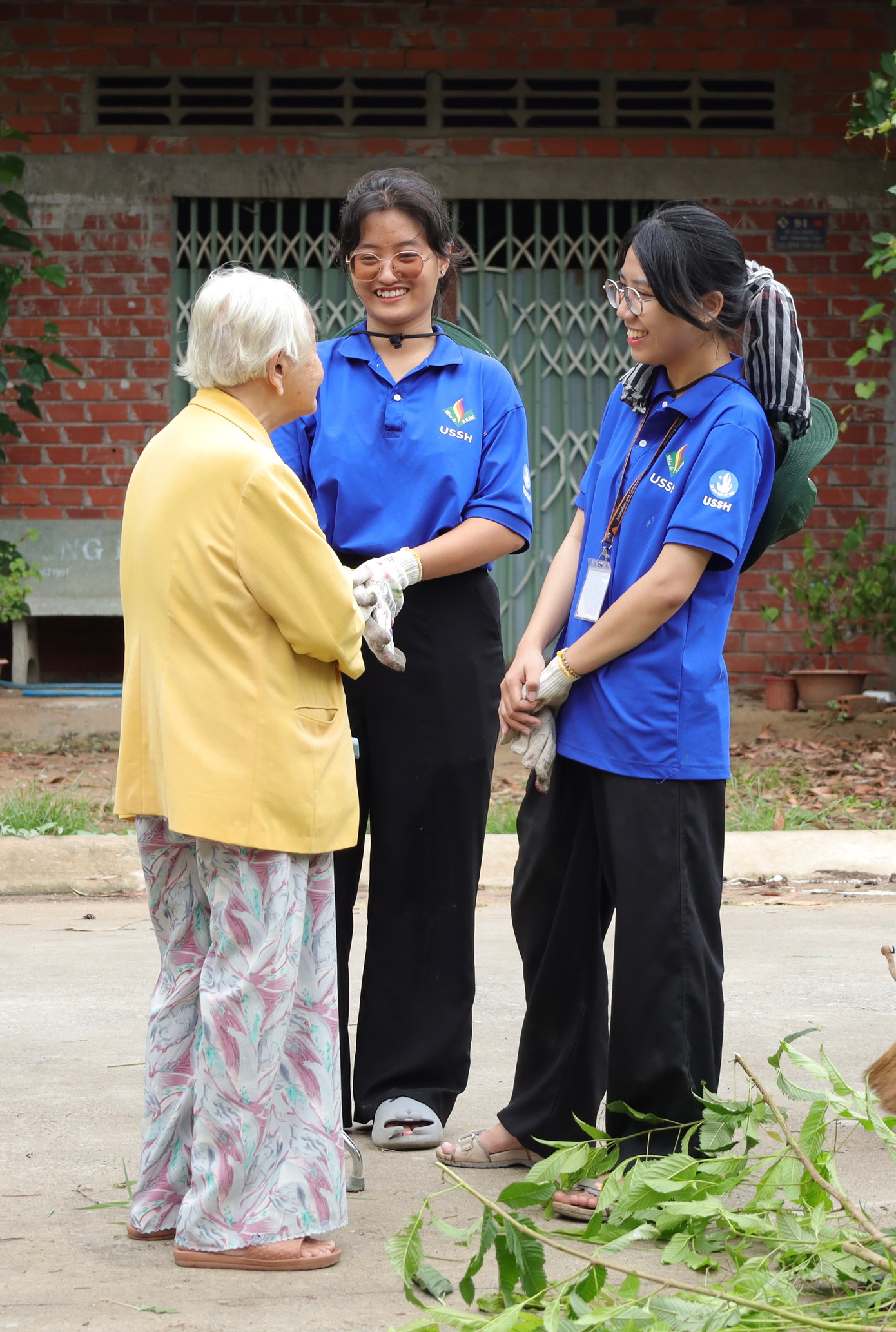 Kế thừa và phát huy nét đẹp truyền thống “kính lão đắc thọ” của nhân dân ta, các chiến sĩ 'Mùa Hè Xanh' luôn bày tỏ lòng kính trọng, thương yêu và sẵn lòng giúp đỡ những người cao tuổi ở địa phương.