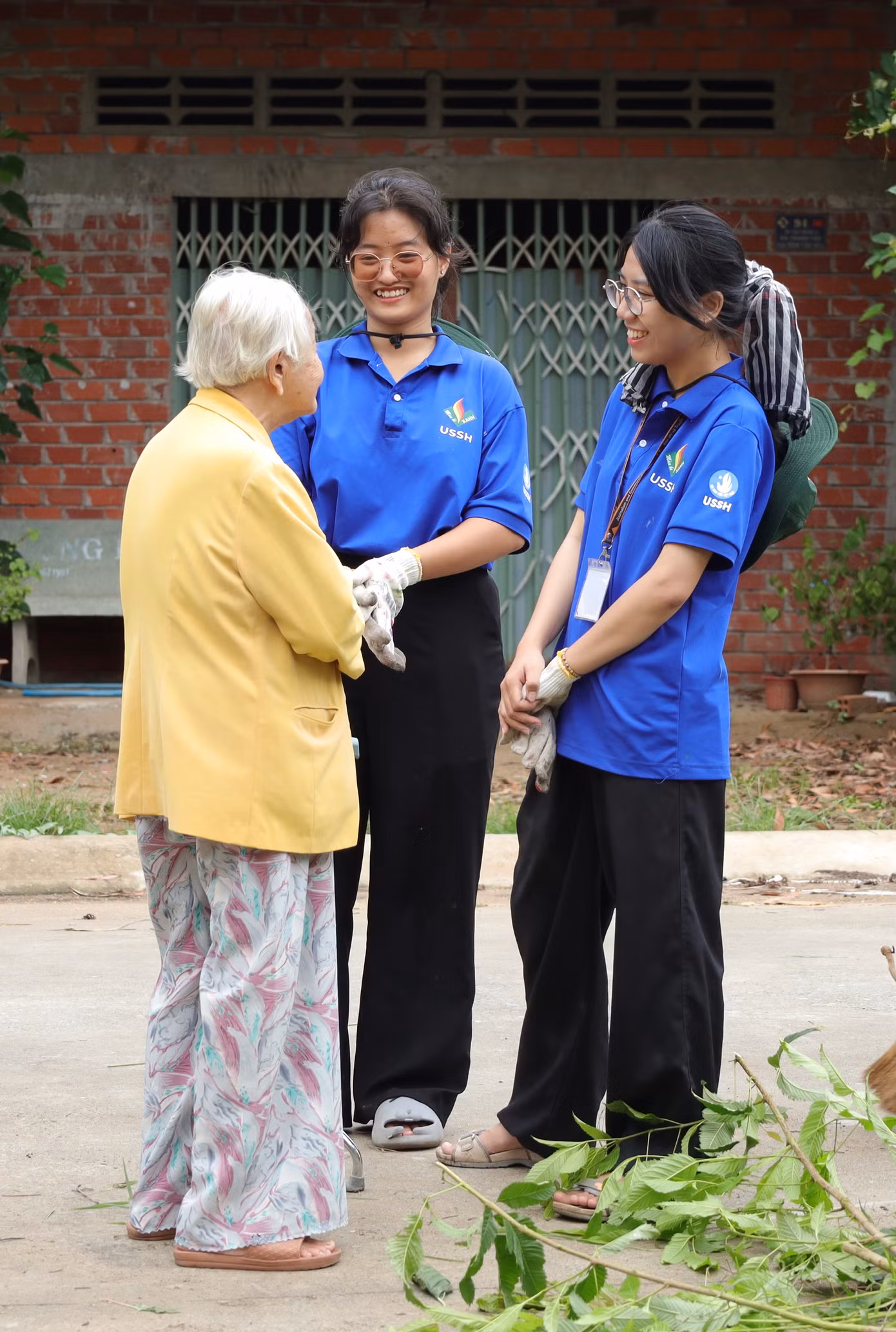 Kế thừa và phát huy nét đẹp truyền thống “kính lão đắc thọ” của nhân dân ta, các chiến sĩ 'Mùa Hè Xanh' luôn bày tỏ lòng kính trọng, thương yêu và sẵn lòng giúp đỡ những người cao tuổi ở địa phương.
