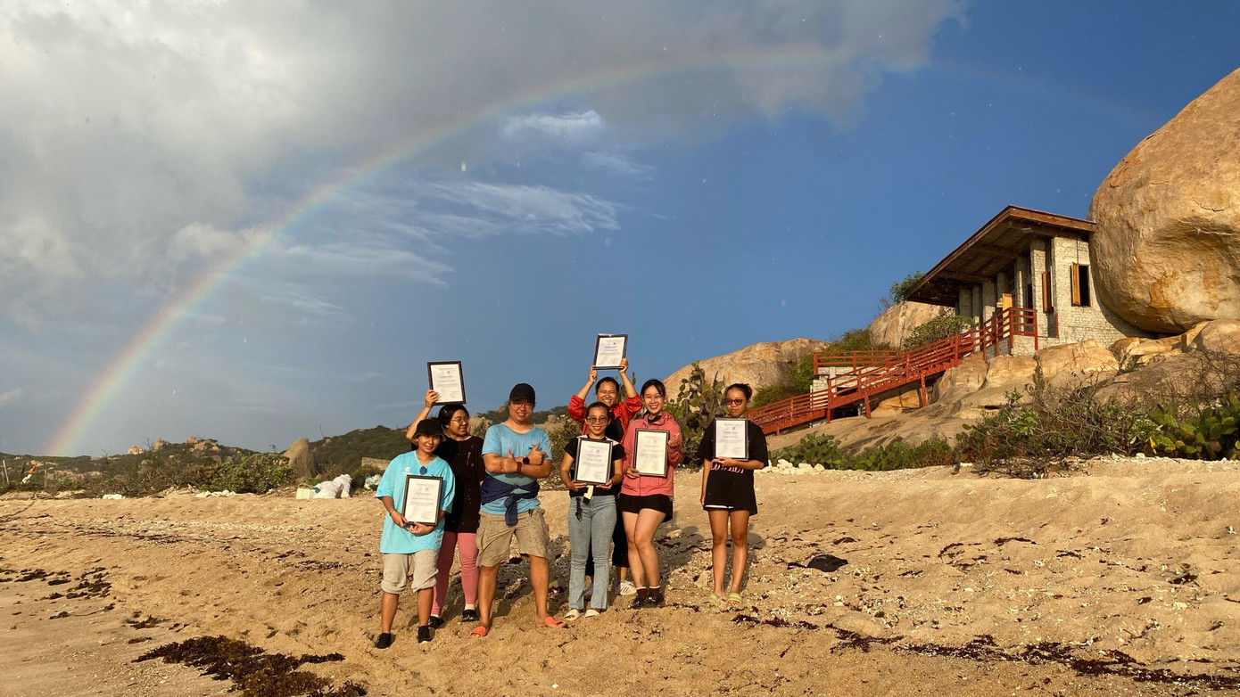 Anh Tân (thứ ba, từ trái sang) và nhóm tình nguyện viên chụp ảnh kỷ niệm sau một tuần hoạt động tại Vườn Quốc gia Núi Chúa. (Ảnh: NVCC)