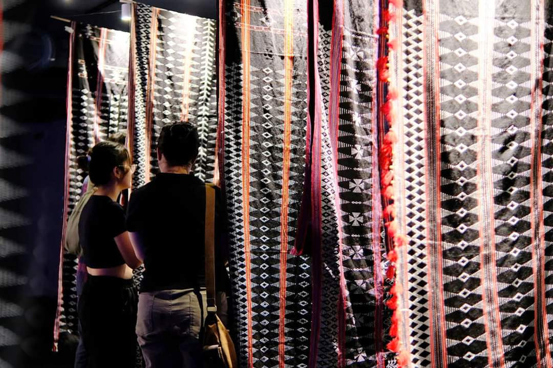 Bên cạnh các art work đương đại, sự kiện còn đem đến các sản phẩm thủ công truyền thống của nghề dệt.