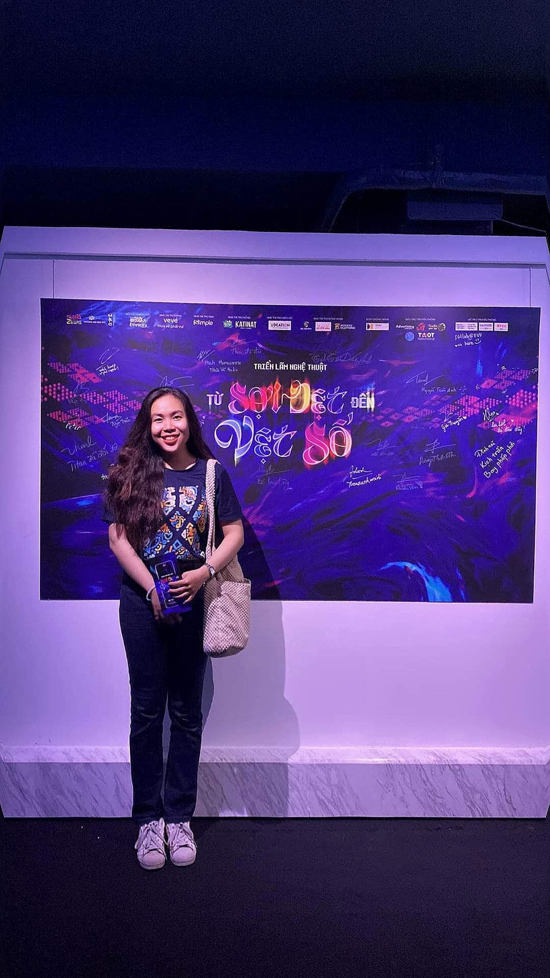 Thu Ngân thích tìm hiểu, khám phá các tác phẩm đầy cảm hứng từ di sản phi vật thể cấp quốc gia nghề dệt Zèng.