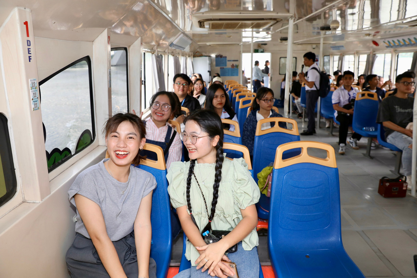 Chiều 8/1, các bạn sinh viên các tỉnh về TP. HCM nhận học bổng &apos;Nâng bước thủ khoa&apos; đã có chuyến trải nghiệm dịch vụ buýt đường sông. Các bạn có hơn 1 giờ đồng hồ để trải nghiệm loại hình vận chuyển công cộng đặc biệt được TP. HCM đưa vào phục vụ cho du lịch từ cuối năm 2017.