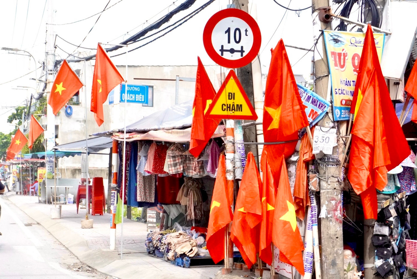 Hai tuyến đường Quách Điêu và Phạm Thị Nghĩa (huyện Bình Chánh) rực đỏ sắc cờ mừng ngày Lễ Quốc khánh 2/9.