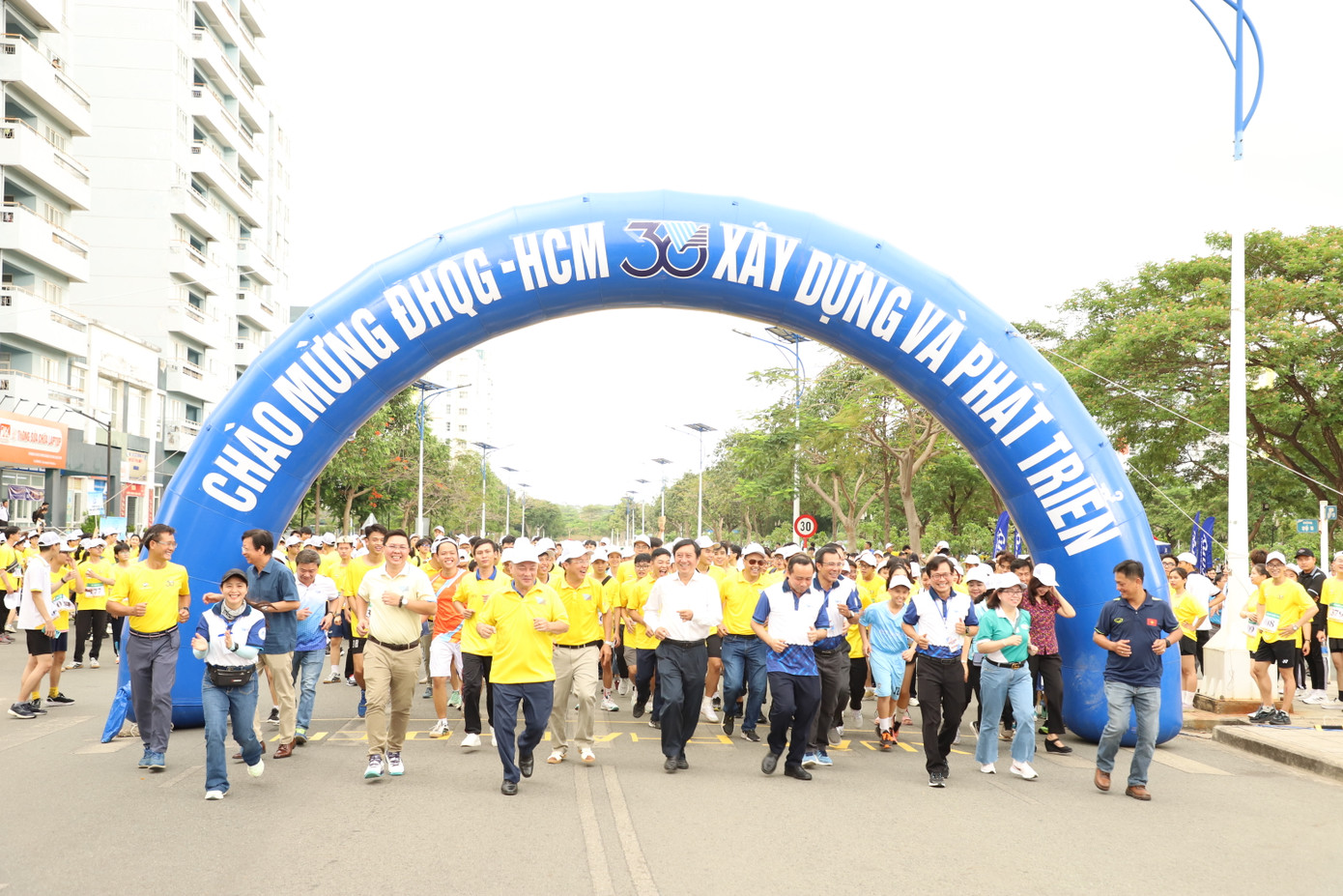 Đông đảo học sinh, sinh viên cùng tham gia Hội thao.