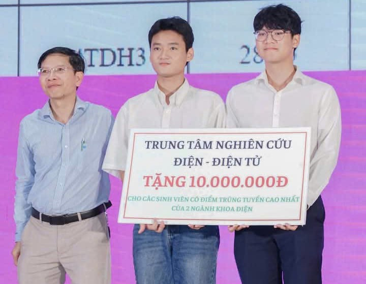 Duy nhận được một số học bổng do các tổ chức trao tặng.