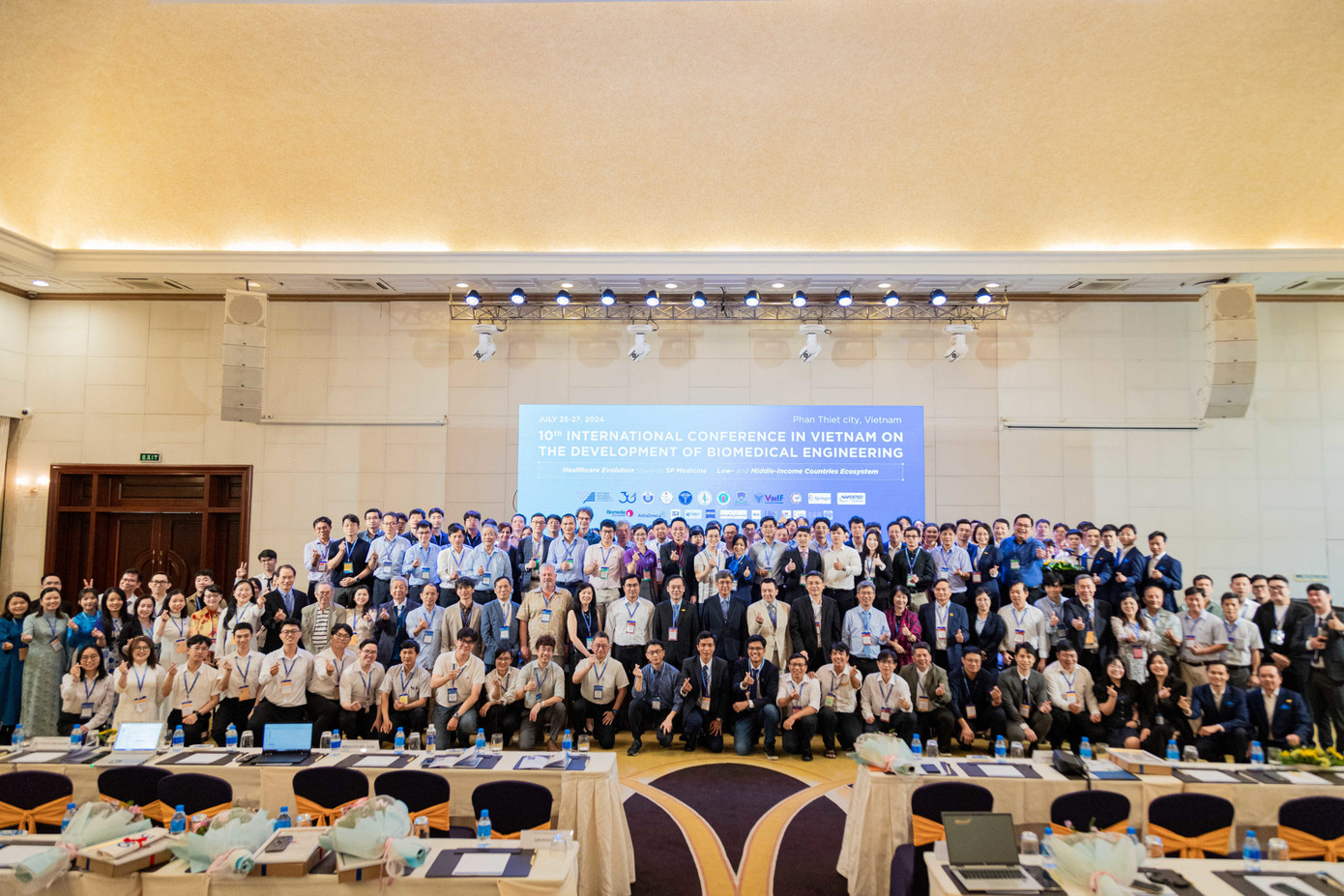 Nhiều bạn sinh viên cùng tham dự Hội nghị Quốc tế về sự phát triển Kỹ thuật Y sinh lần thứ 10.