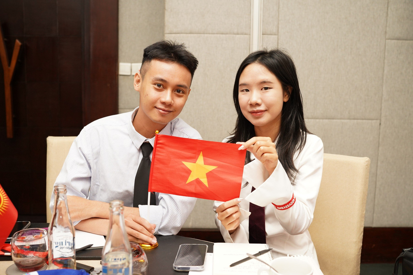 Tấn Điền (bên trái) muốn mang hình ảnh bạn trẻ Việt Nam năng động, thân thiện nhưng giàu bản sắc đến với bạn bè quốc tế. (Ảnh: NVCC) Tấn Điền (bên trái) muốn mang hình ảnh bạn trẻ Việt Nam năng động, thân thiện nhưng giàu bản sắc đến với bạn bè quốc tế. (Ảnh: NVCC)