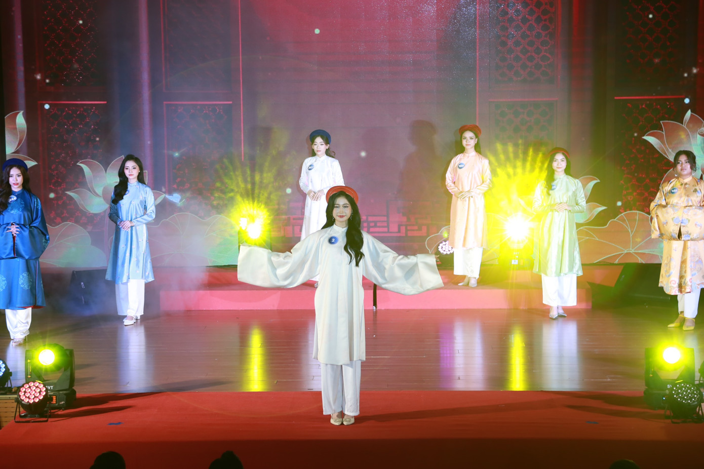 Thí sinh thể hiện bản thân qua những phần thi trình diễn trong trang phục áo dài, dạ hội...; phần thi ứng xử đầy tự tin và tràn đầy năng lượng. Thí sinh thể hiện bản thân qua những phần thi trình diễn trong trang phục áo dài, dạ hội...; phần thi ứng xử đầy tự tin và tràn đầy năng lượng.