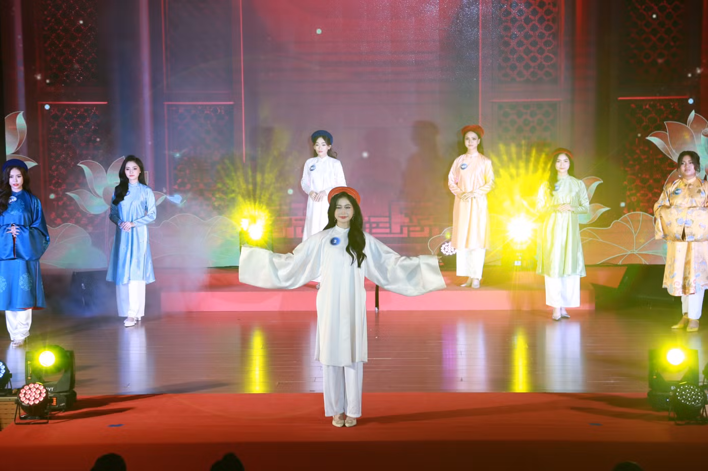 Thí sinh thể hiện bản thân qua những phần thi trình diễn trong trang phục áo dài, dạ hội...; phần thi ứng xử đầy tự tin và tràn đầy năng lượng.