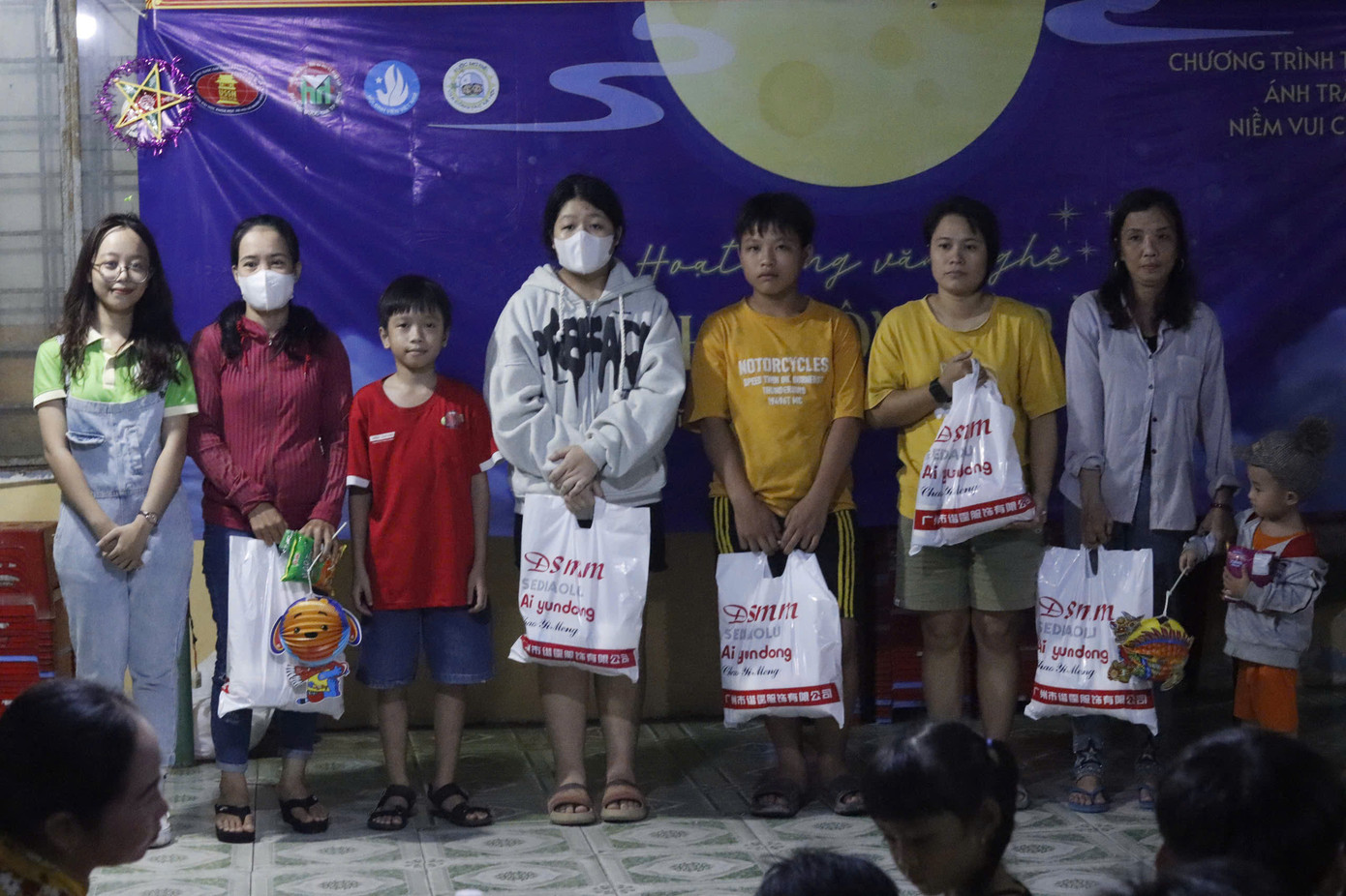 Đại diện CLB CTXH Ước mơ trẻ trao quà đến tay các hộ gia đình khó khăn.