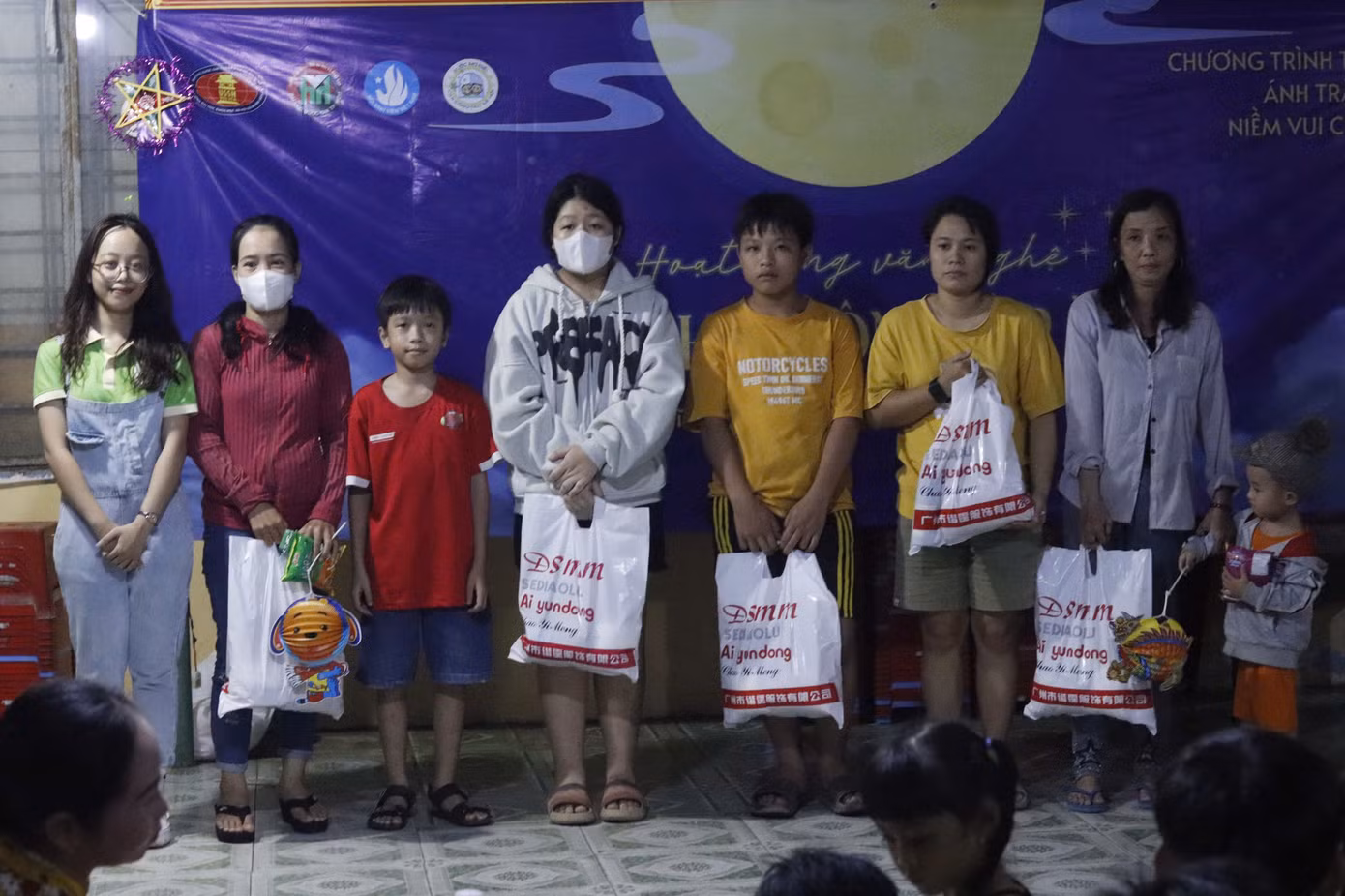 Đại diện CLB CTXH Ước mơ trẻ trao quà đến tay các hộ gia đình khó khăn.