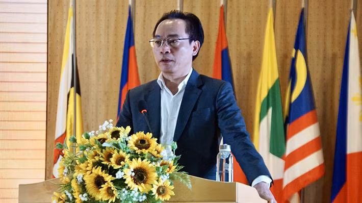 Thứ trưởng Bộ GD - ĐT Hoàng Minh Sơn phát biểu tại hội nghị.