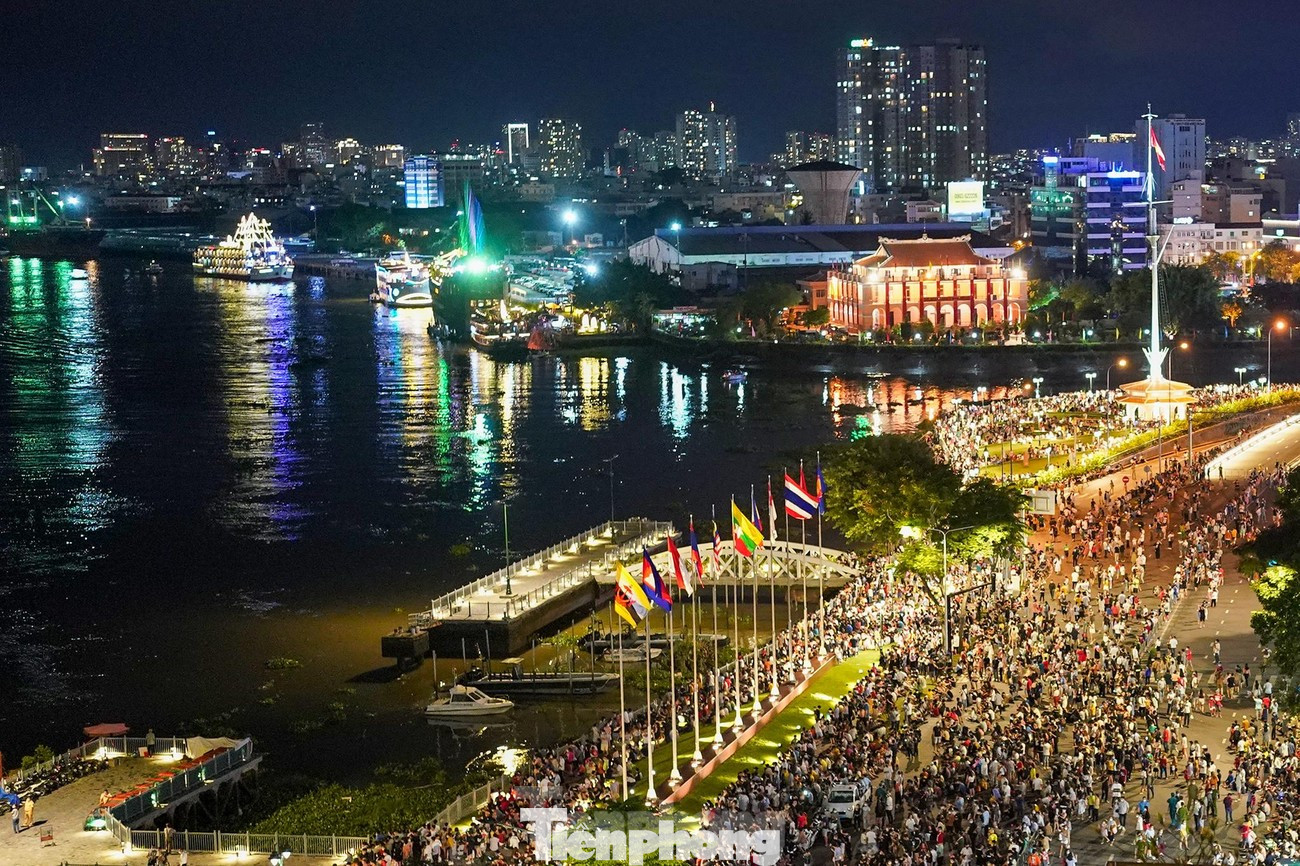 Công viên Bến Bạch Đằng (Q. 1) dự kiến sẽ thu hút rất đông bạn trẻ Sài Gòn về xem bắn pháo hoa và chương trình Countdown. (Ảnh: Phạm Nguyễn) Công viên Bến Bạch Đằng (Q. 1) dự kiến sẽ thu hút rất đông bạn trẻ Sài Gòn về xem bắn pháo hoa và chương trình Countdown. (Ảnh: Phạm Nguyễn)