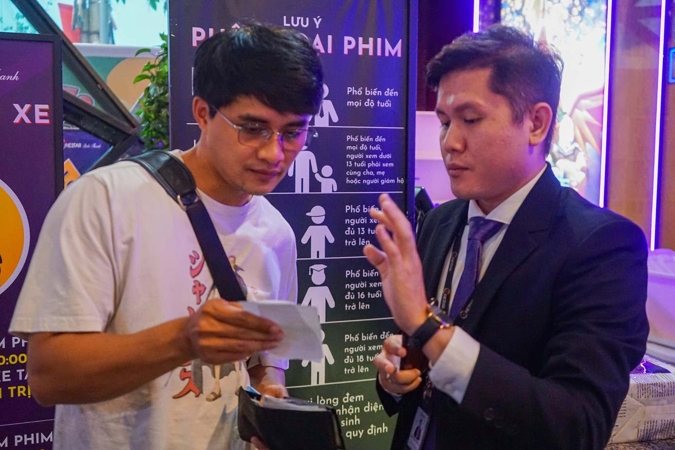 “Với mong muốn góp phần lan tỏa những tác phẩm điện ảnh hay của nước nhà đến khán giả nên cụm rạp chúng tôi đã quyết định công chiếu bộ phim Đào phở và Piano. Hiện tại, số lượng suất chiếu của bộ phim này tại cụm rạp chúng tôi đã vượt mức 600 đến 700 vé bán ra và dự kiến sẽ liên tục tăng trong những ngày tới”, anh Nguyễn Ngọc Thành Trung (Trưởng phòng marketing cụm rạp Cinestar) chia sẻ.