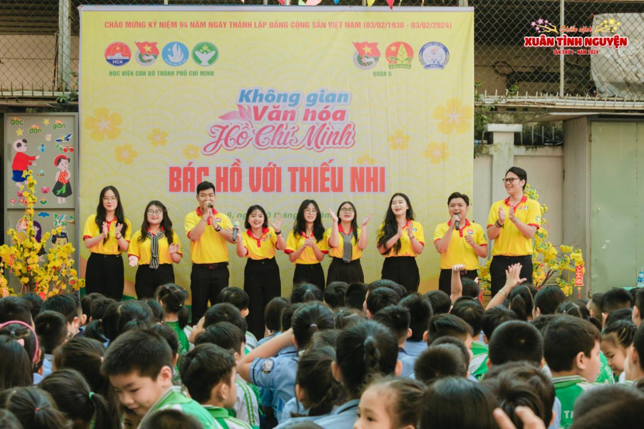 Chương trình thiếu nhi được tổ chức trong khuôn khổ Chiến dịch 'Xuân Tình nguyện', tại trường Tiểu học Đặng Nguyên Cẩn, quận 6, TP. HCM.