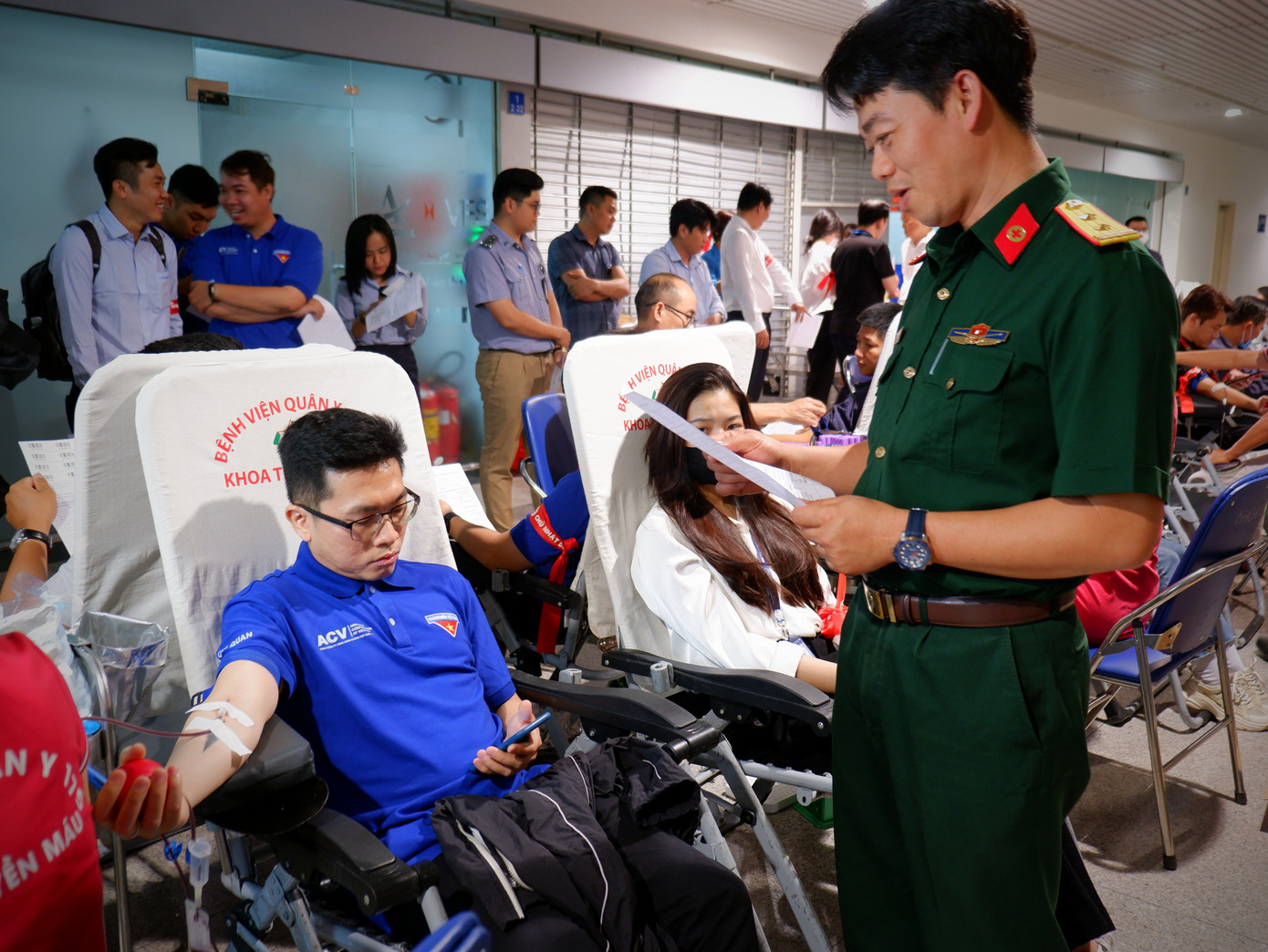 Trung tá, BS Vũ Sơn Giang động viên người tham gia hiến máu.