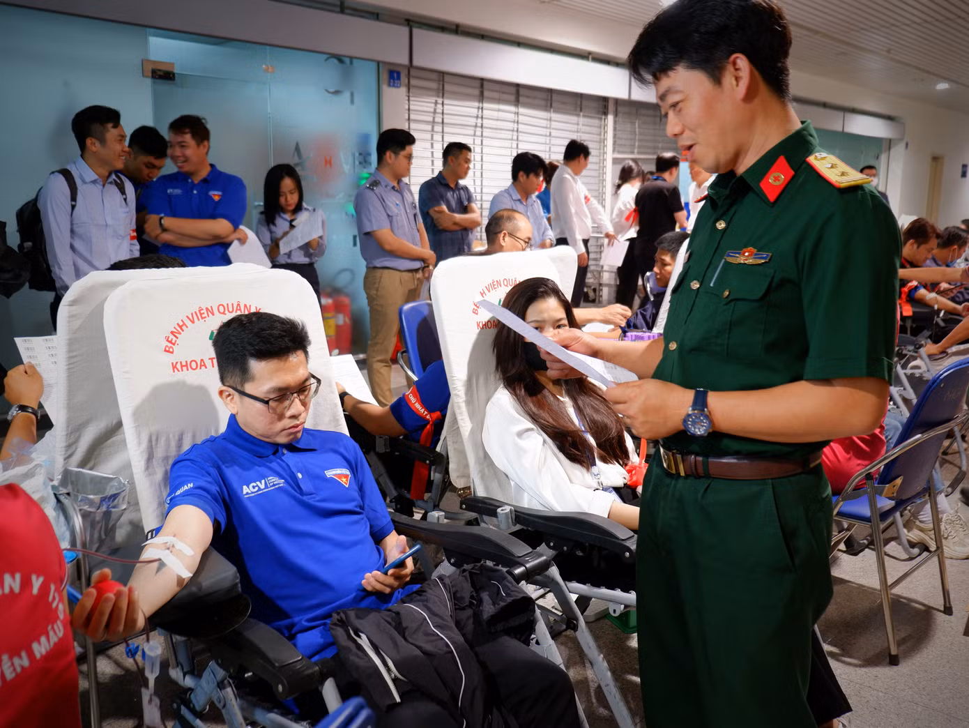 Trung tá, BS Vũ Sơn Giang động viên người tham gia hiến máu.