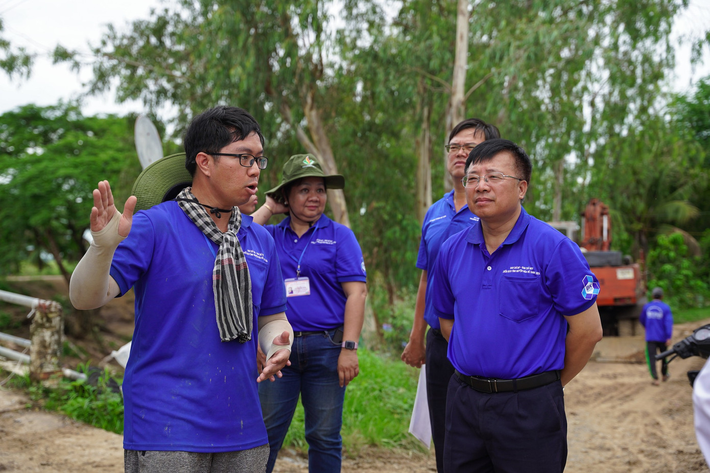 Chỉ huy trưởng đội hình khoa Kỹ thuật Hóa học báo cáo tiến độ dự án cho lãnh đạo trường. (Ảnh: ĐHBK) Chỉ huy trưởng đội hình khoa Kỹ thuật Hóa học báo cáo tiến độ dự án cho lãnh đạo trường. (Ảnh: ĐHBK)