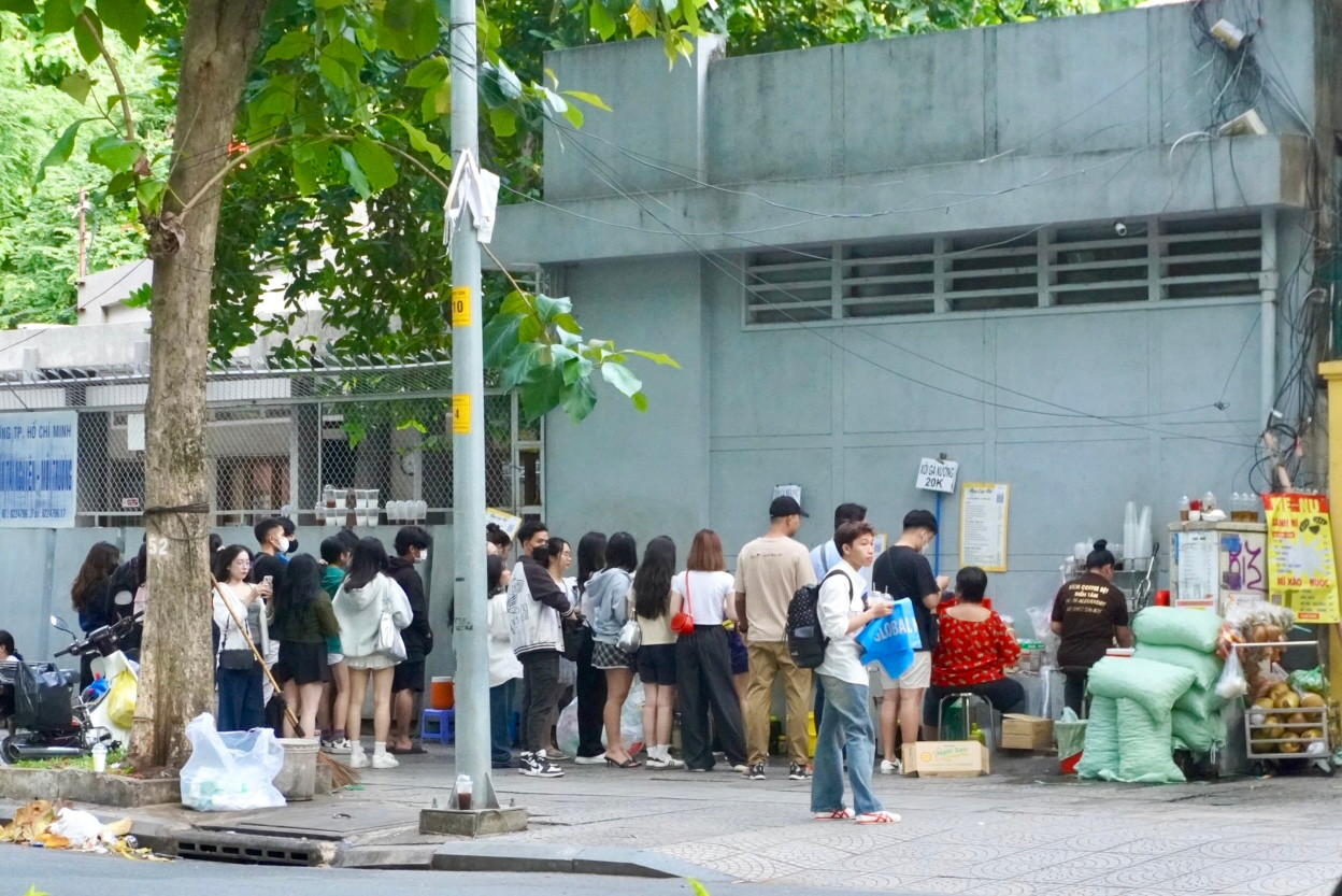 Các bạn trẻ xếp hàng dài để mua cà phê. (Ảnh: Song Ngân)