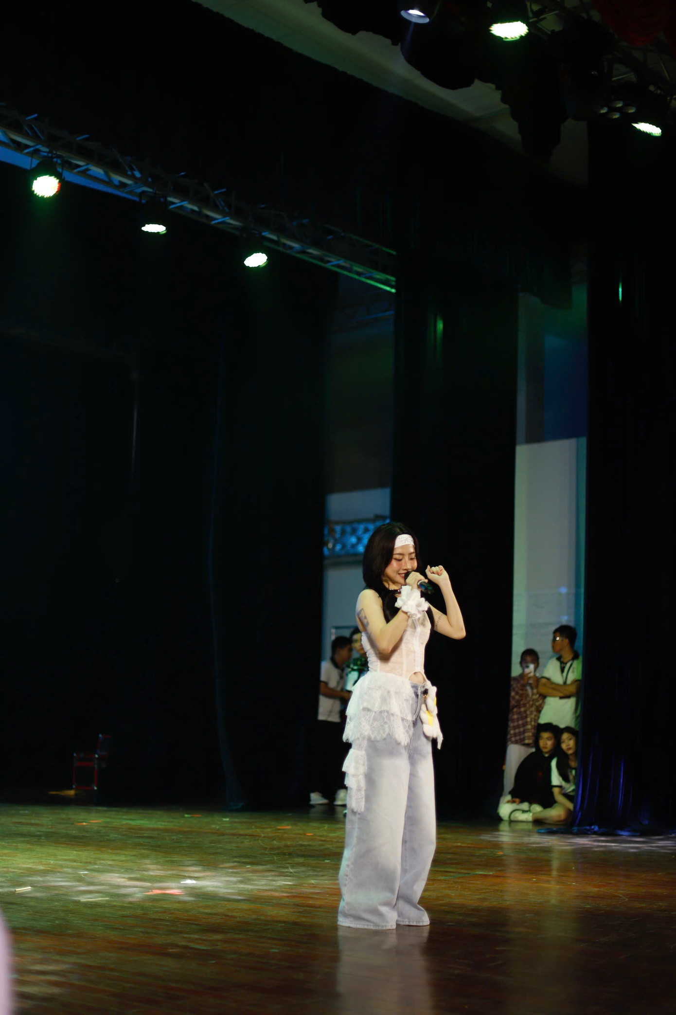 Chương trình có sự góp mặt của ca sĩ SEAN, HENNESSY và O.LEW.