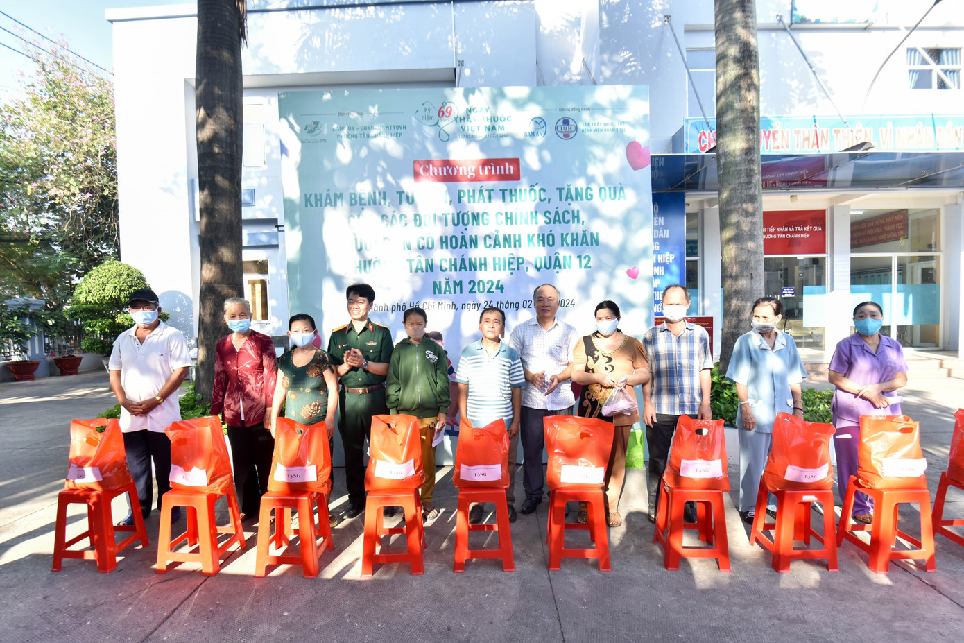 Ngoài khám, phát thuốc miễn phí, Đoàn bác sĩ trẻ Bệnh viện Quân y 175 còn tặng quà cho các gia đình chính sách đến khám bệnh tại chương trình.