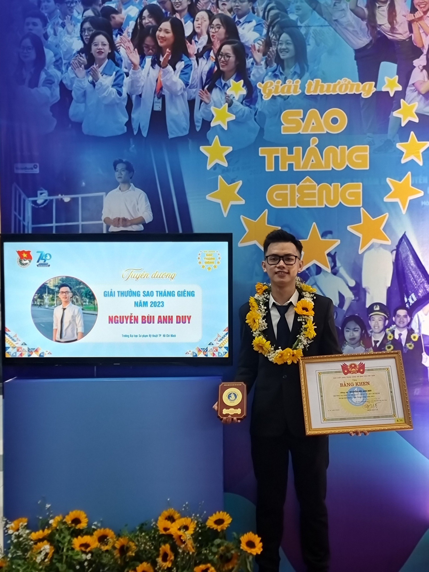 Nguyễn Bùi Anh Duy cùng Giải thưởng 'Sao Tháng Giêng' 2023. Nguyễn Bùi Anh Duy cùng Giải thưởng 'Sao Tháng Giêng' 2023.